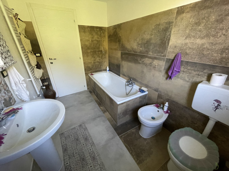 In posizione panoramica e sopraelevata, immersa nella quiete del bosco ma al tempo stesso comodis...