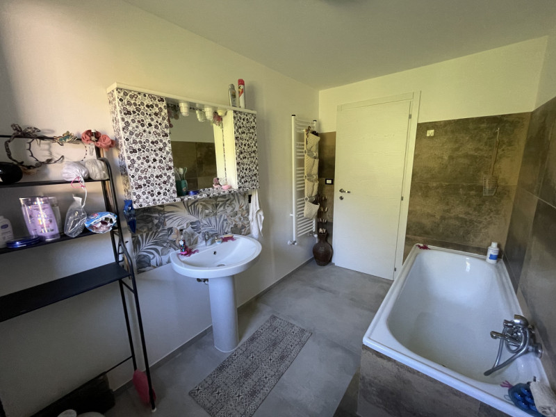 In posizione panoramica e sopraelevata, immersa nella quiete del bosco ma al tempo stesso comodis...