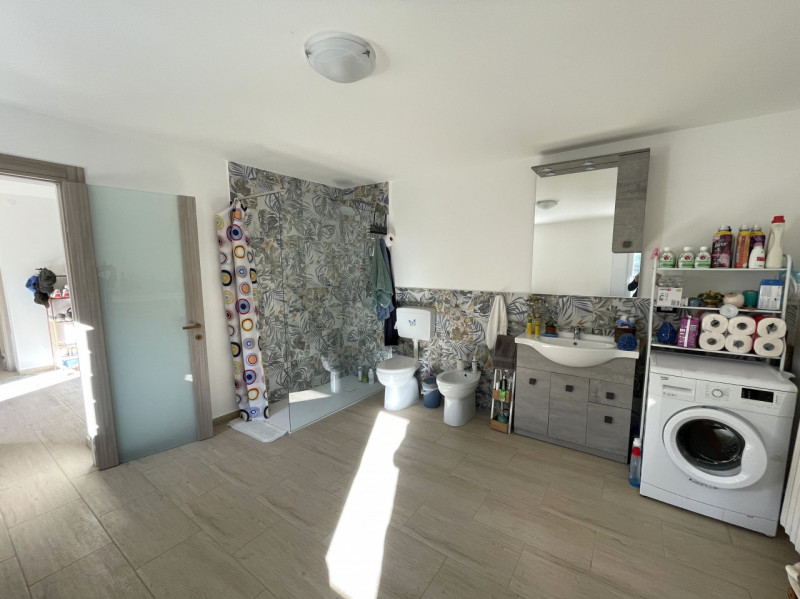 In posizione panoramica e sopraelevata, immersa nella quiete del bosco ma al tempo stesso comodis...