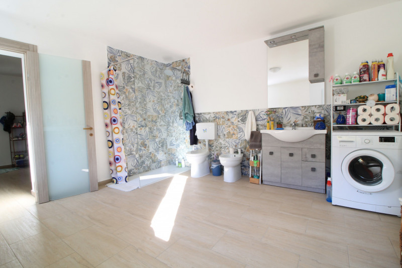 In posizione panoramica e sopraelevata, immersa nella quiete del bosco ma al tempo stesso comodis...