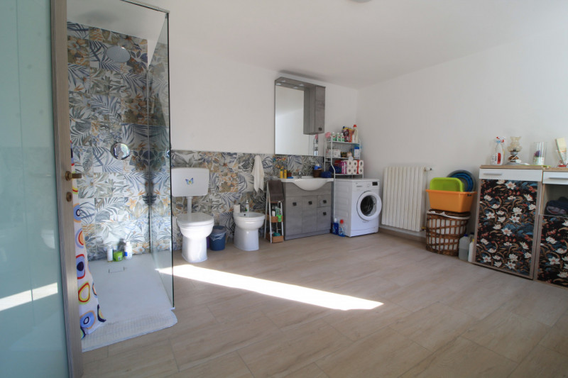 In posizione panoramica e sopraelevata, immersa nella quiete del bosco ma al tempo stesso comodis...