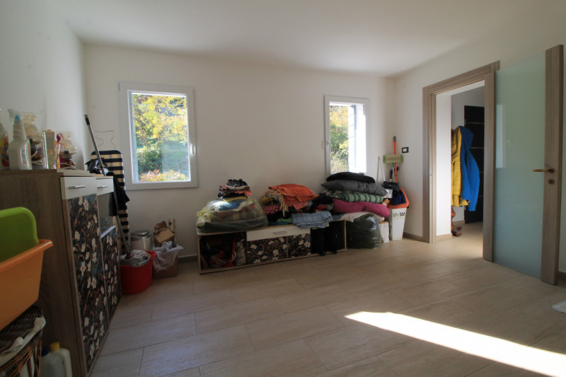 In posizione panoramica e sopraelevata, immersa nella quiete del bosco ma al tempo stesso comodis...