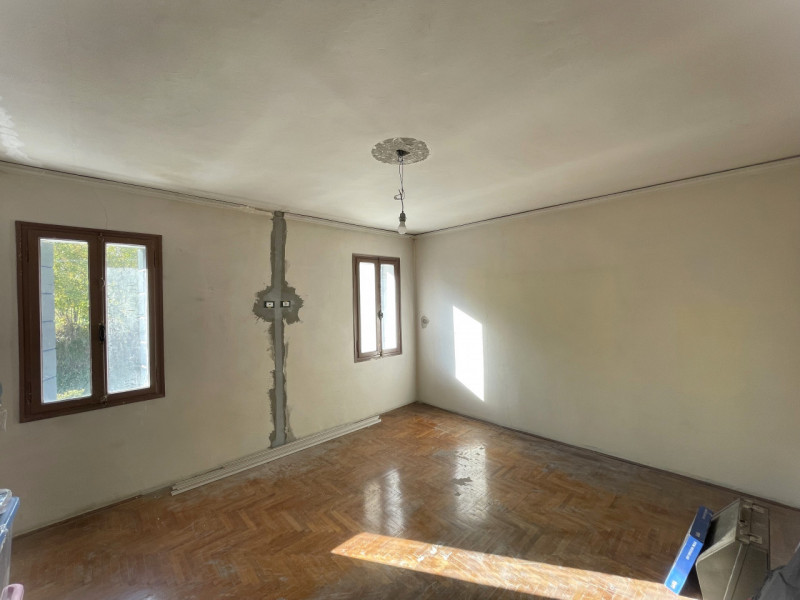 In posizione panoramica e sopraelevata, immersa nella quiete del bosco ma al tempo stesso comodis...