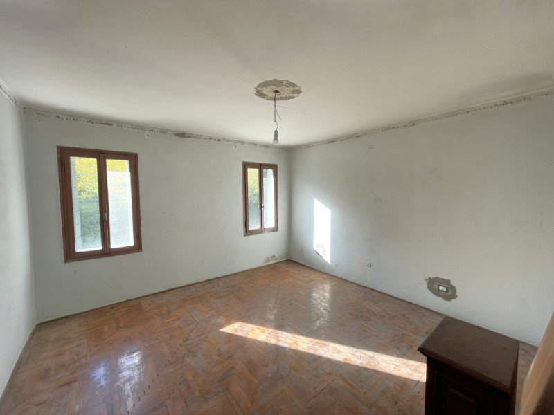 In posizione panoramica e sopraelevata, immersa nella quiete del bosco ma al tempo stesso comodis...