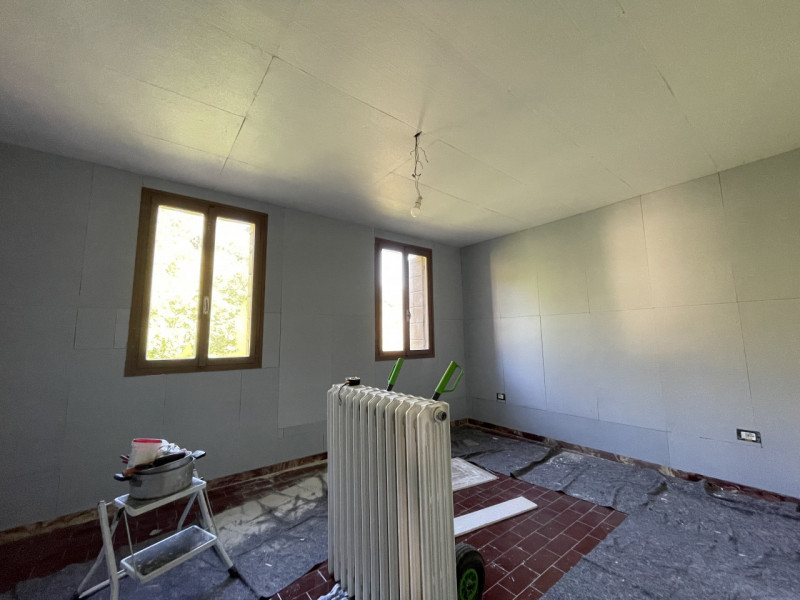 In posizione panoramica e sopraelevata, immersa nella quiete del bosco ma al tempo stesso comodis...