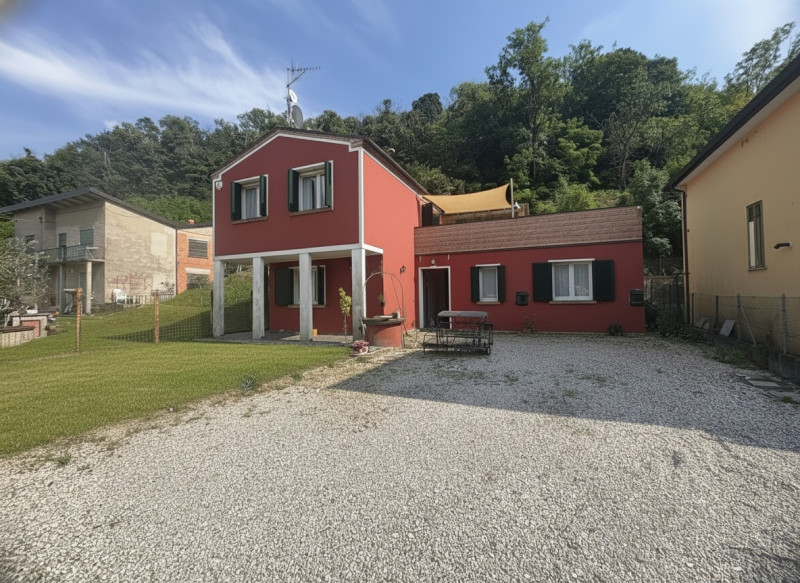 A Galzignano Terme proponiamo in affitto elegante villa singola recentemente ristrutturata, in ot...