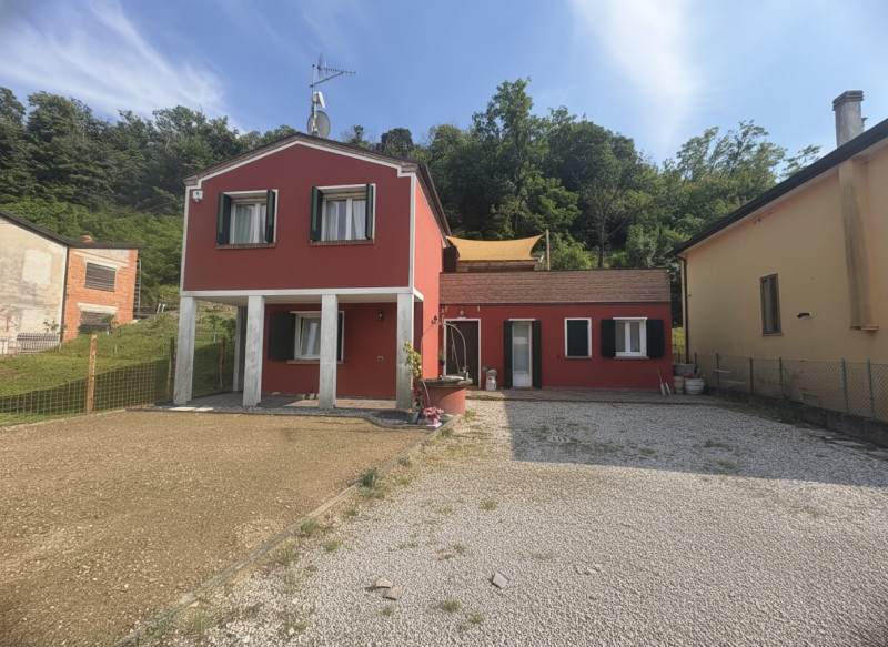 A Galzignano Terme proponiamo in affitto elegante casa singola recentemente ristrutturata, in ott...