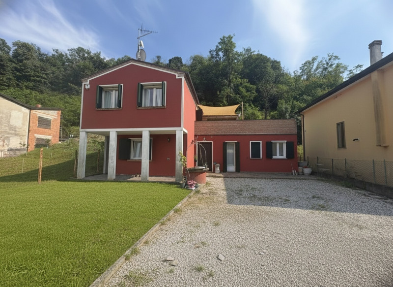 A Galzignano Terme proponiamo in affitto elegante villa singola recentemente ristrutturata, in ot...