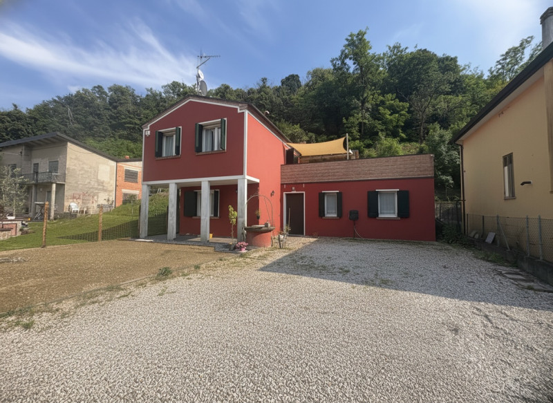 A Galzignano Terme proponiamo in affitto elegante casa singola recentemente ristrutturata, in ott...