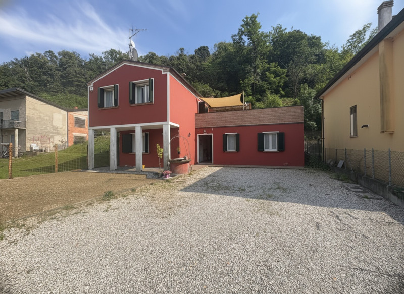 A Galzignano Terme proponiamo in affitto elegante casa singola recentemente ristrutturata, in ott...