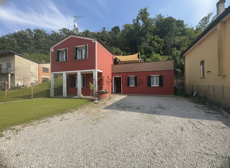 A Galzignano Terme proponiamo in affitto elegante villa singola recentemente ristrutturata, in ot...
