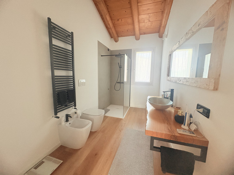 A Galzignano Terme proponiamo in affitto elegante casa singola recentemente ristrutturata, in ott...