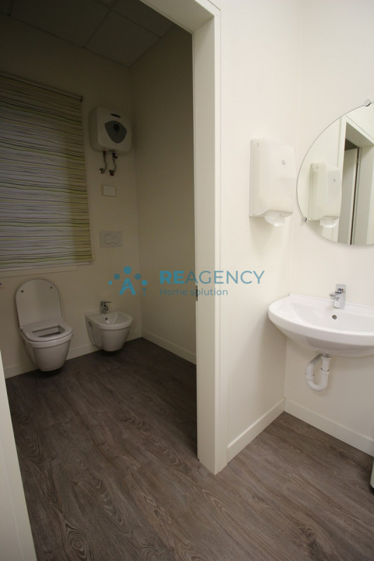 Sei alla ricerca di un ufficio che offra alta visibilità e comodità? Non perdere l'occasione di s...