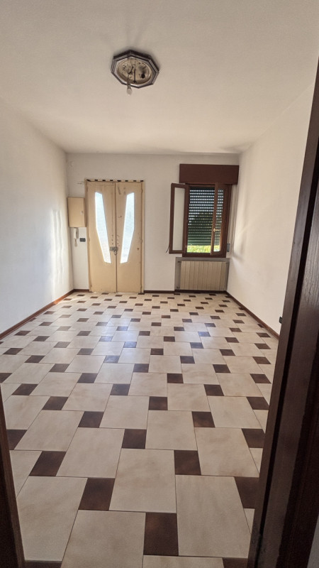 Scopri questo comodo appartamento trilocale situato nella tranquilla zona di Solesino, a pochi pa...