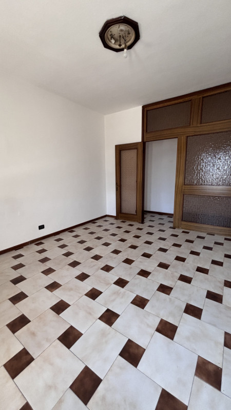 Scopri questo comodo appartamento trilocale situato nella tranquilla zona di Solesino, a pochi pa...