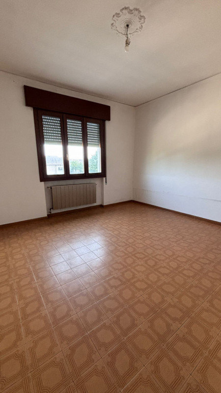 Scopri questo comodo appartamento trilocale situato nella tranquilla zona di Solesino, a pochi pa...