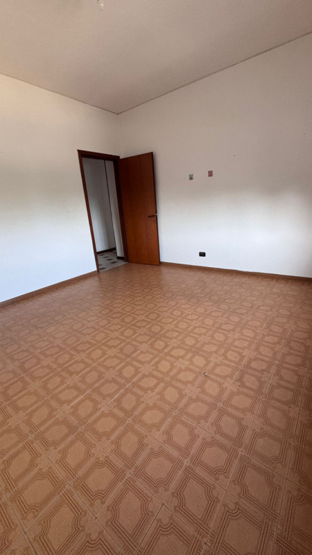 Scopri questo comodo appartamento trilocale situato nella tranquilla zona di Solesino, a pochi pa...