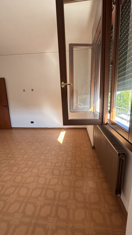 Scopri questo comodo appartamento trilocale situato nella tranquilla zona di Solesino, a pochi pa...