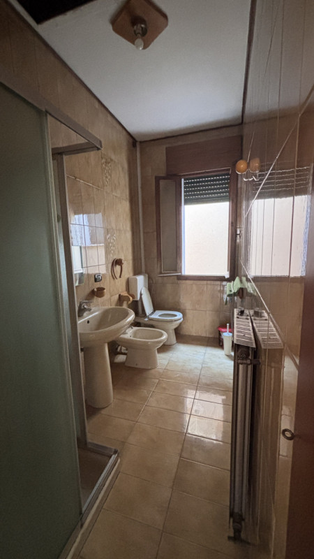 Scopri questo comodo appartamento trilocale situato nella tranquilla zona di Solesino, a pochi pa...