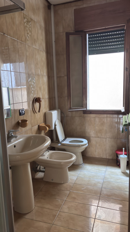 Scopri questo comodo appartamento trilocale situato nella tranquilla zona di Solesino, a pochi pa...