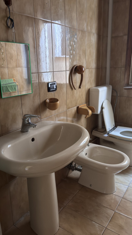 Scopri questo comodo appartamento trilocale situato nella tranquilla zona di Solesino, a pochi pa...