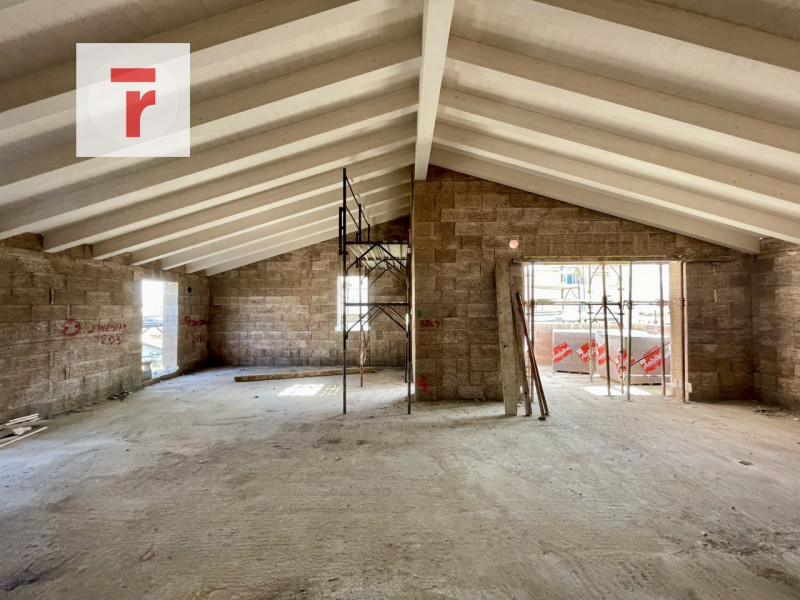 Se stai cercando un attico moderno con una grande terrazza vivibile, questa è una soluzione davve...