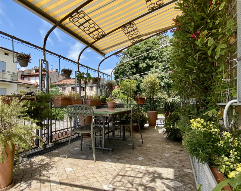 In una tranquilla strada interna di Anconetta, lontana dal traffico ma comodamente servita, propo...