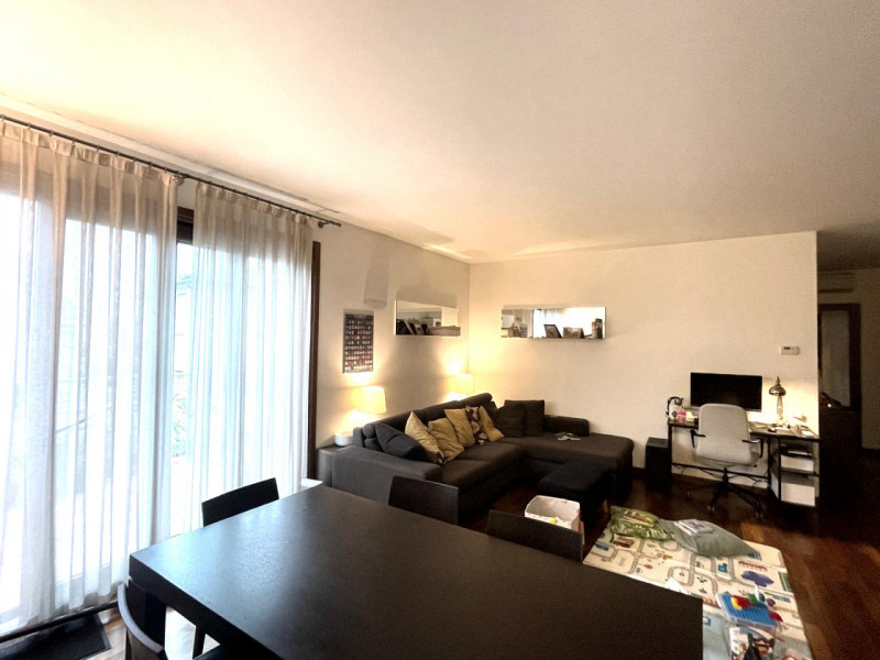 In una delle zone più richieste di Treviso, splendido appartamento situato in un elegante e raffi...