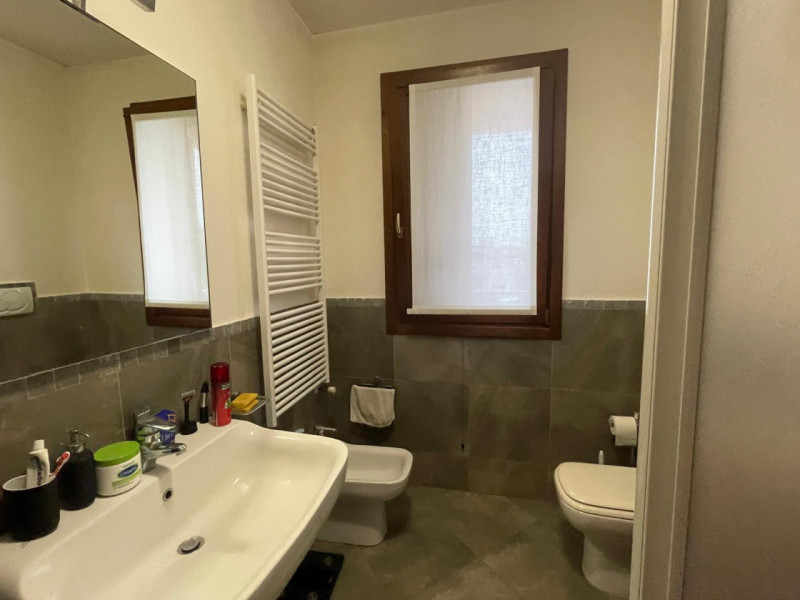 In una delle zone più richieste di Treviso, splendido appartamento situato in un elegante e raffi...