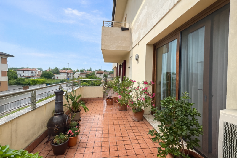 In una delle zone più richieste di Treviso, splendido appartamento situato in un elegante e raffi...