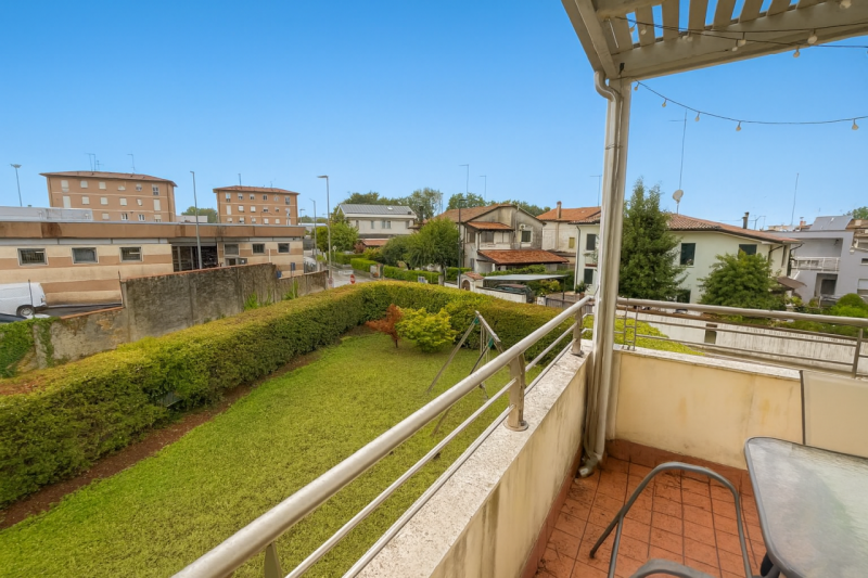 In una delle zone più richieste di Treviso, splendido appartamento situato in un elegante e raffi...