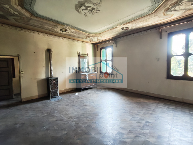 In una delle zone più affascinanti del Veneto, precisamente a Fossona di Cervarese Santa Croce, v...