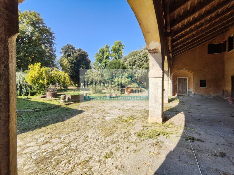 In una delle zone più affascinanti del Veneto, precisamente a Fossona di Cervarese Santa Croce, v...