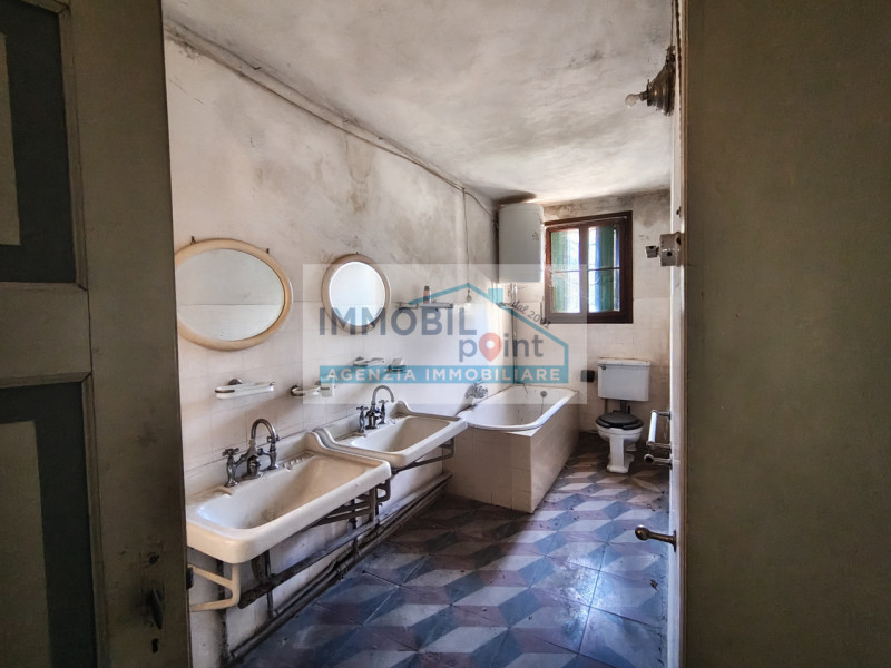 In una delle zone più affascinanti del Veneto, precisamente a Fossona di Cervarese Santa Croce, v...