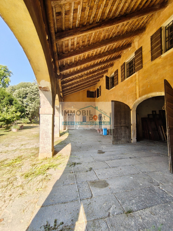 In una delle zone più affascinanti del Veneto, precisamente a Fossona di Cervarese Santa Croce, v...