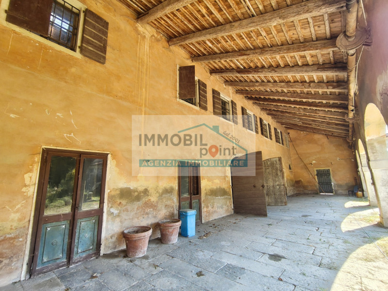 In una delle zone più affascinanti del Veneto, precisamente a Fossona di Cervarese Santa Croce, v...