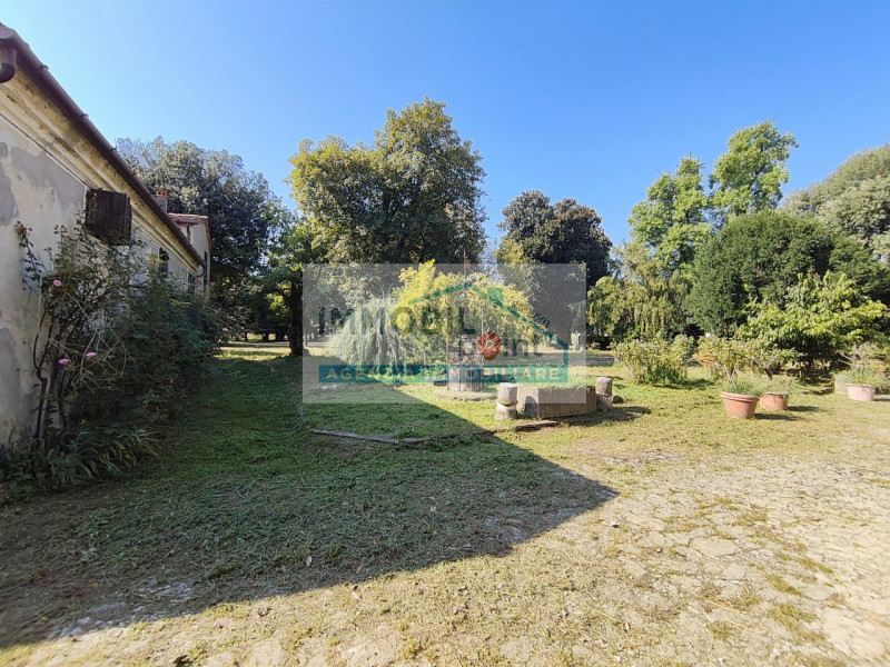 In una delle zone più affascinanti del Veneto, precisamente a Fossona di Cervarese Santa Croce, v...