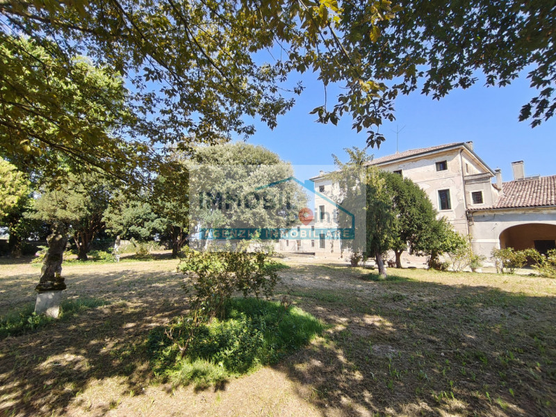 In una delle zone più affascinanti del Veneto, precisamente a Fossona di Cervarese Santa Croce, v...