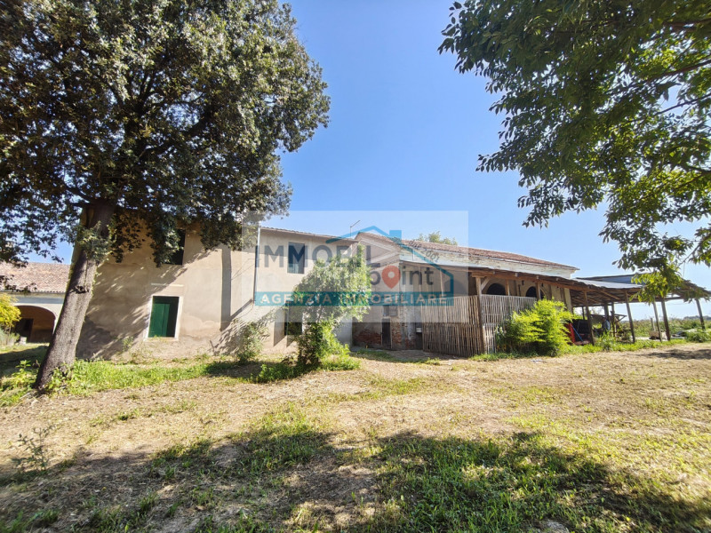 In una delle zone più affascinanti del Veneto, precisamente a Fossona di Cervarese Santa Croce, v...