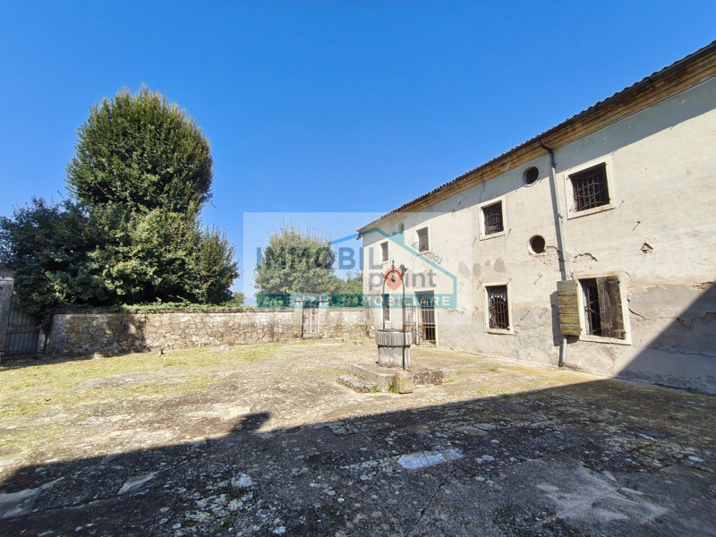 In una delle zone più affascinanti del Veneto, precisamente a Fossona di Cervarese Santa Croce, v...