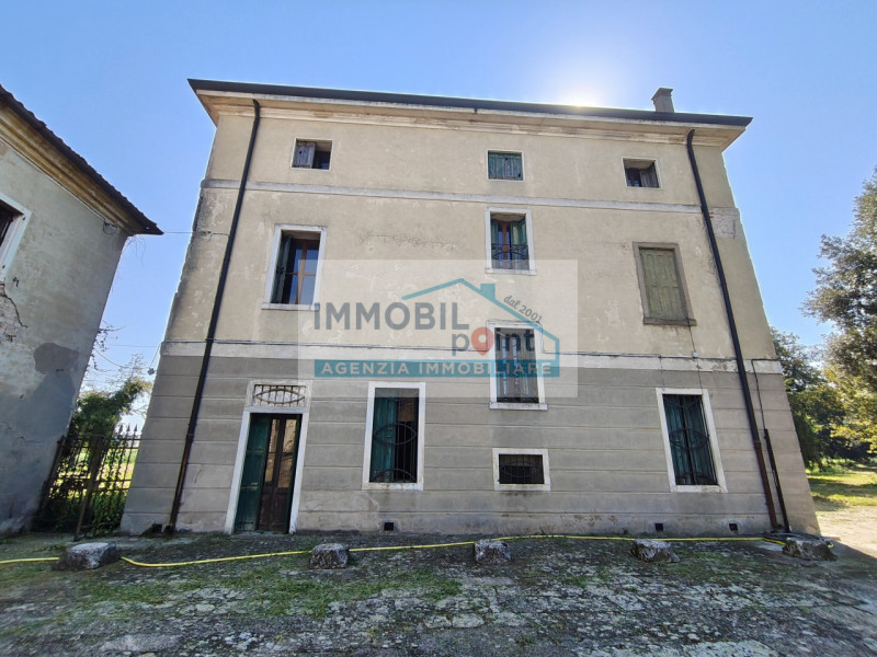 In una delle zone più affascinanti del Veneto, precisamente a Fossona di Cervarese Santa Croce, v...