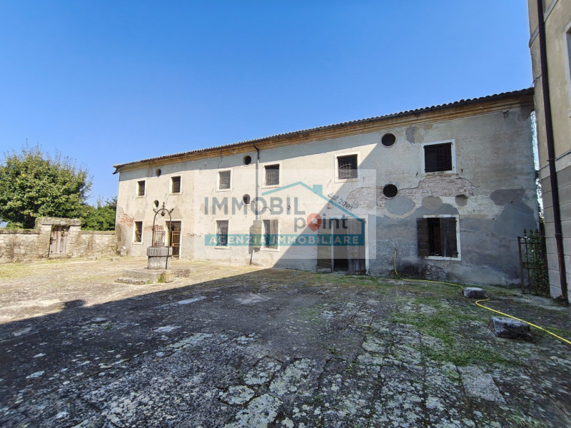 In una delle zone più affascinanti del Veneto, precisamente a Fossona di Cervarese Santa Croce, v...