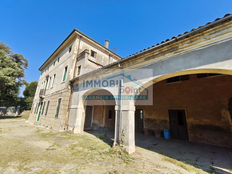 In una delle zone più affascinanti del Veneto, precisamente a Fossona di Cervarese Santa Croce, v...