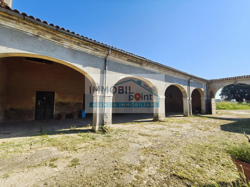 In una delle zone più affascinanti del Veneto, precisamente a Fossona di Cervarese Santa Croce, v...