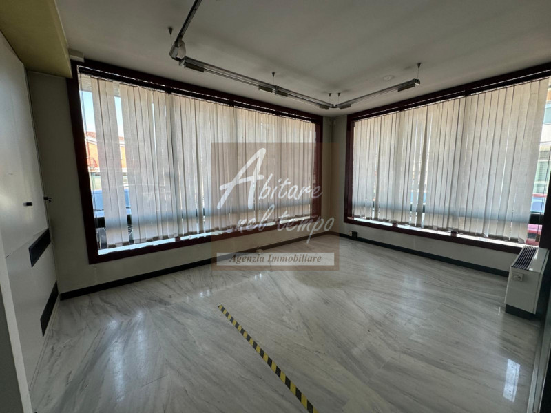 SAN GIORGIO IN BOSCO (PD) VIA VALSUGANA 151

Negozio fronte strada con parcheggio e ampie vetrine...