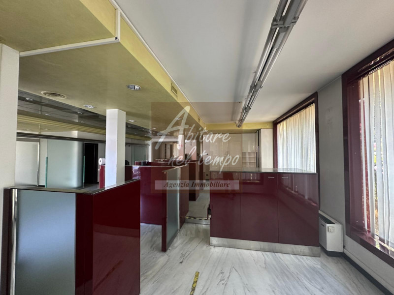 SAN GIORGIO IN BOSCO (PD) VIA VALSUGANA 151

Negozio fronte strada con parcheggio e ampie vetrine...