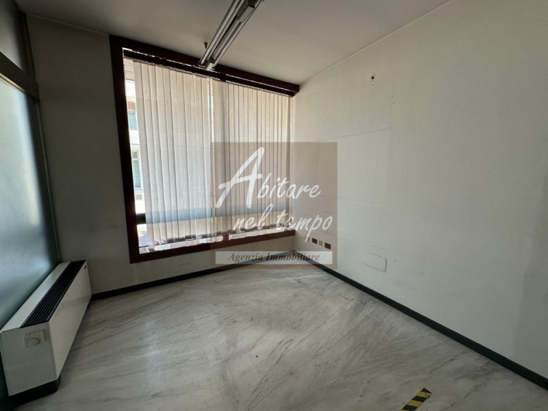 SAN GIORGIO IN BOSCO (PD) VIA VALSUGANA 151

Negozio fronte strada con parcheggio e ampie vetrine...