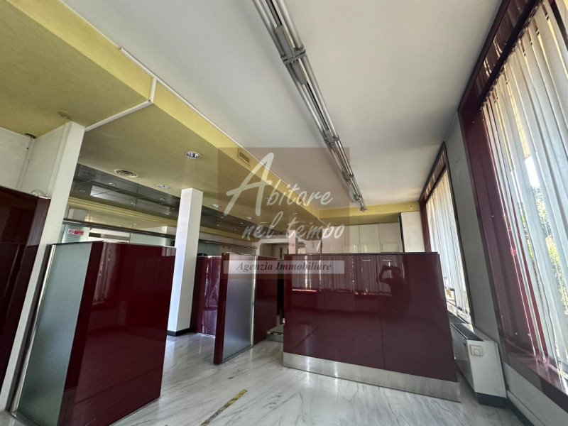 SAN GIORGIO IN BOSCO (PD) VIA VALSUGANA 151

Negozio fronte strada con parcheggio e ampie vetrine...