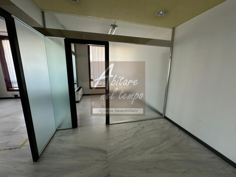 SAN GIORGIO IN BOSCO (PD) VIA VALSUGANA 151

Negozio fronte strada con parcheggio e ampie vetrine...