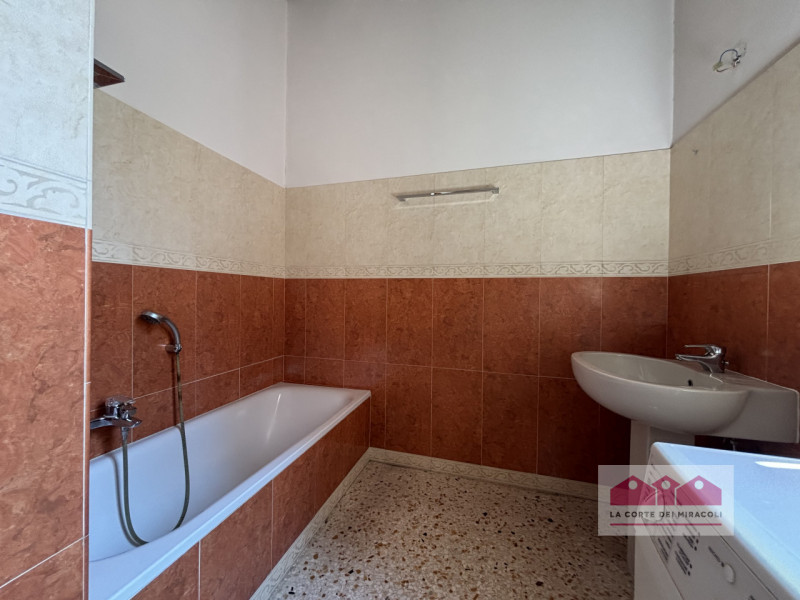 SOLO CONTRATTI CON RESIDENZA - CENTRO STORICO: MINI APPARTAMENTO SERVITO DA ASCENSORE. SOGGIORNO,...